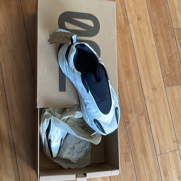 AUTHENTIC YEEZY MNVN 700, MENS 7.5. WMNS 8/8.5 NWT - Picture 11 of 15